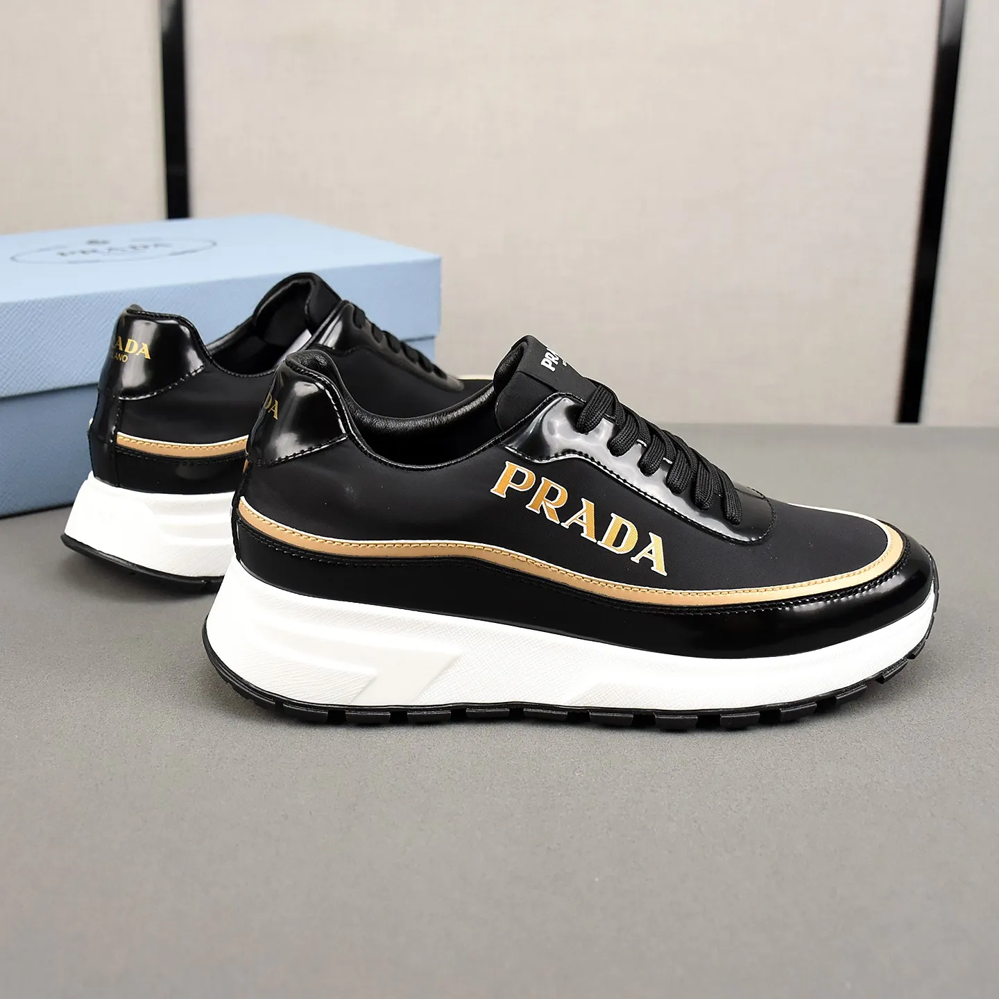 PP420👟👟👟Prada/Prada Prax men's series casual sports shoes Prax sports shoes combine style and comfort, with a unique sports design defined by exquisite materials and details. Fashionable, casual and versatile, it is decorated with an enameled triangle logo on the outside, a Prada Milano printed logo on the tongue, and a 2.5cm lightweight two-tone rubber sole for a comfortable wearing experience! Size: 38-39-40-41-42-43-44 standard leather shoe size